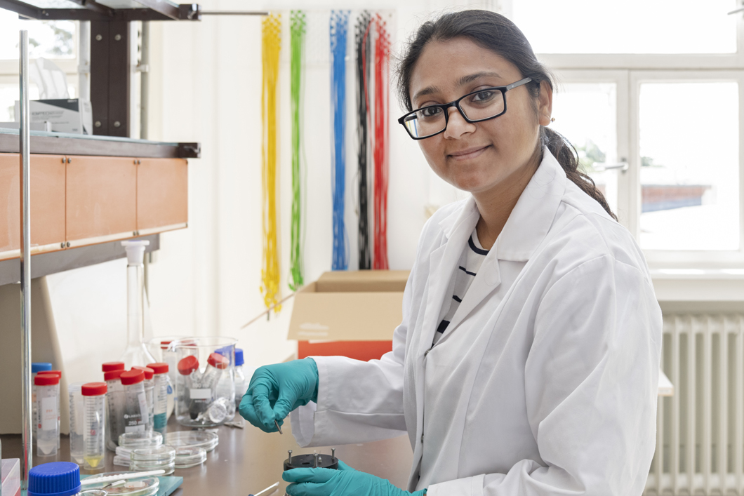 Dr. Chayanika Das forscht zur Korrosion von Leichtbauwerkstoffen und entwickelt eine organische Beschichtung, die freigesetzte Ionen ‚einfängt‘ und sie in eine Schutzschicht umwandelt. Dr. Chayanika Das forscht zur Korrosion von Leichtbauwerkstoffen und entwickelt eine organische Beschichtung, die freigesetzte Ionen ‚einfängt‘ und sie in eine Schutzschicht umwandelt.