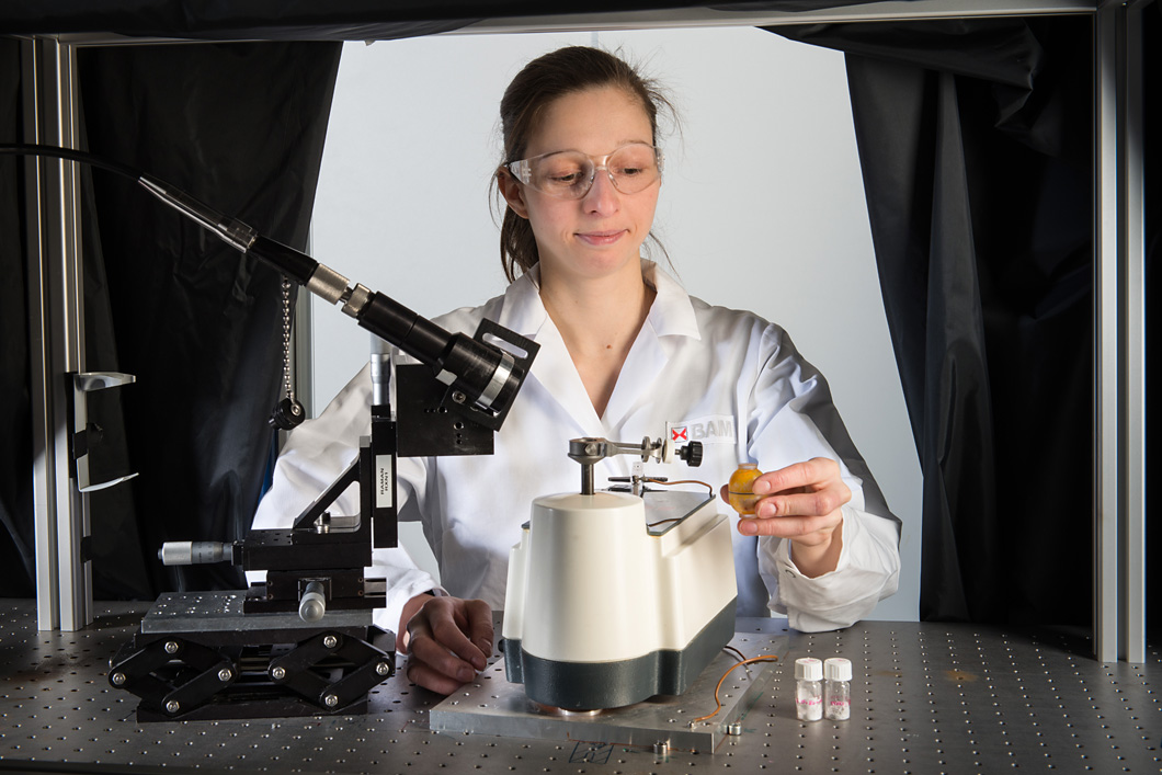 Dr. Franziska Fischer erforscht die Synthese von Cokristallen. Hier arbeitet die Chemikerin am Raman-Laser. Dr. Franziska Fischer erforscht die Synthese von Cokristallen. Hier arbeitet die Chemikerin am Raman-Laser.