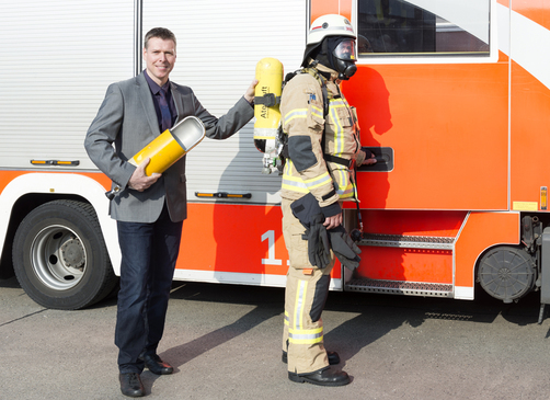 Dr. Thorsten Schönfelder und ein Mitarbeiter der Berliner Feuerwehr im Schutzanzug Dr. Thorsten Schönfelder und ein Mitarbeiter der Berliner Feuerwehr im Schutzanzug