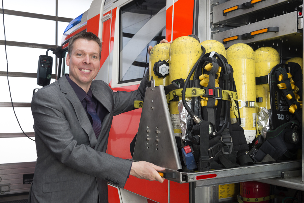 Dr. Thorsten Schönfelder mit Atemluftflaschen der Berliner Feuerwehr Dr. Thorsten Schönfelder mit Atemluftflaschen der Berliner Feuerwehr