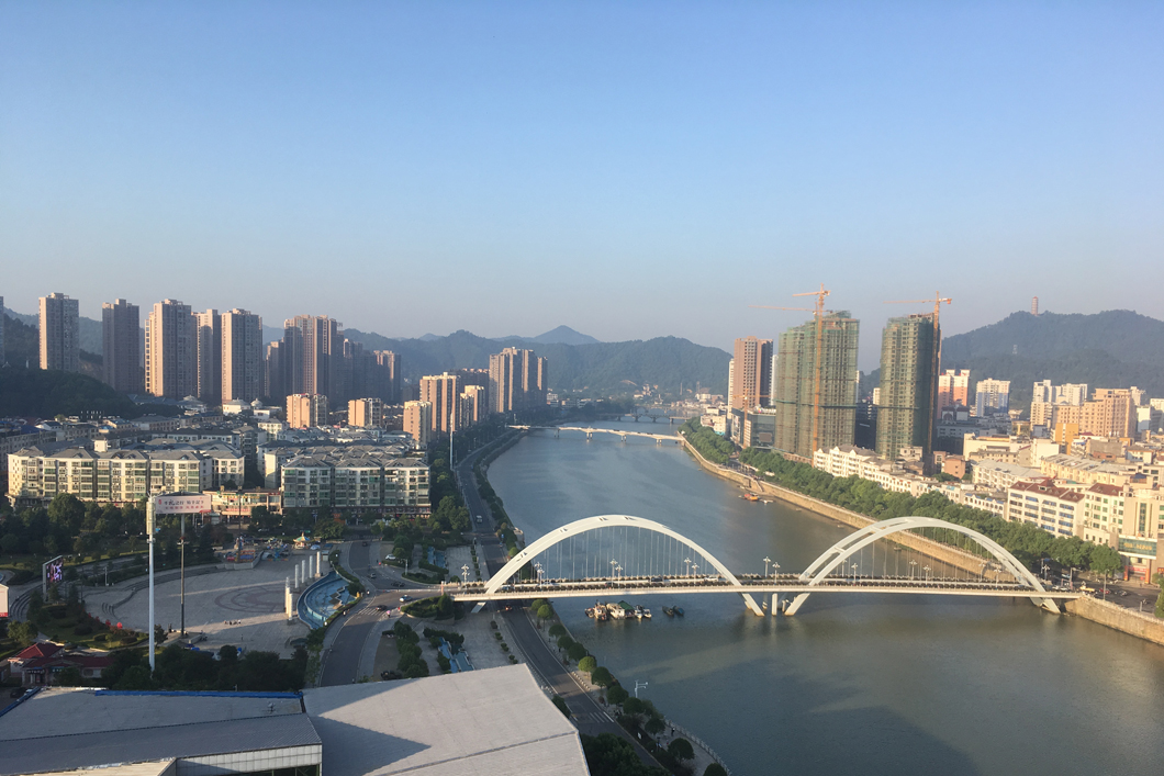 Liuyang River mit Brücken in der Stadt Liuyang River mit Brücken in der Stadt