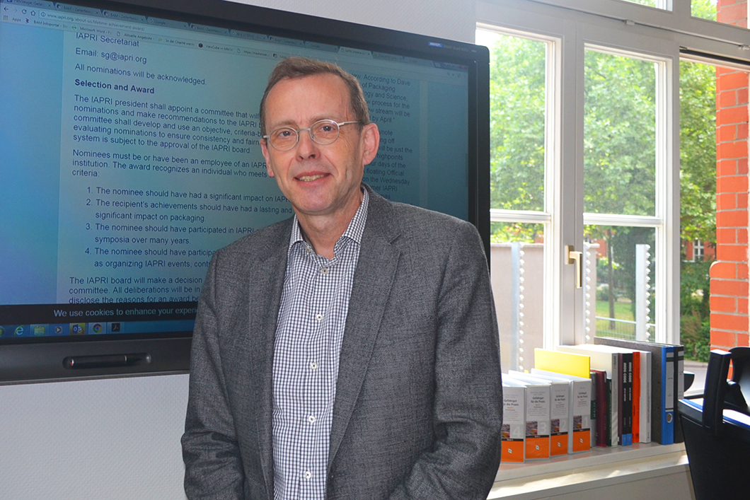 Dr. Thomas Goedecke in seinem Büro Dr. Thomas Goedecke in seinem Büro