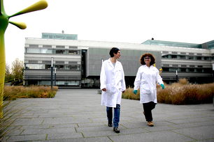Gastwissenschaftlerin Dr. Ana Belenguer (rechts) mit BAM-Wissenschaftlerin Dr. Franziska Emmerling 2019 in Adlershof