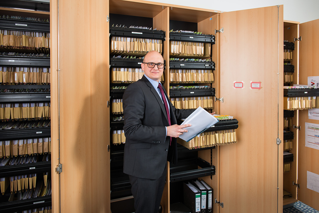 Die Aktenschränke von Hagen-Joachim Saxowski täuschen: Hier geht es kreativer zu, als man denken mag. Die Aktenschränke von Hagen-Joachim Saxowski täuschen: Hier geht es kreativer zu, als man denken mag.