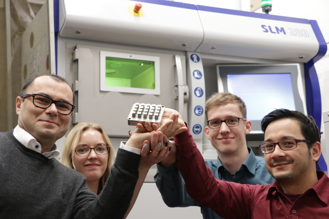 Prof. Dr. Bruno mit Mitarbeiter*innen Prof. Dr. Bruno mit Mitarbeiter*innen