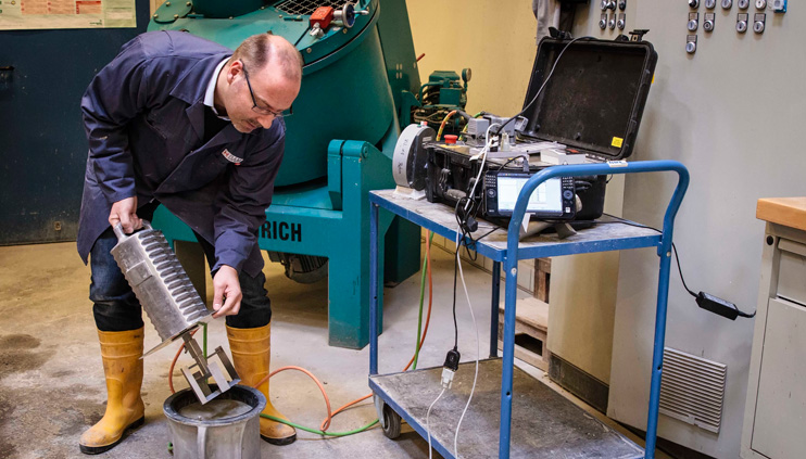 Dr. Wolfram Schmidt untersucht im Labor mit einem Rheometer die Fließeigenschaften von Beton. Dr. Wolfram Schmidt untersucht im Labor mit einem Rheometer die Fließeigenschaften von Beton.