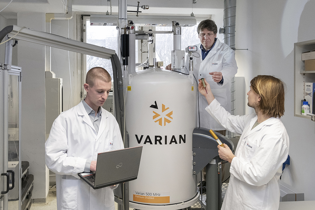 Dr. Klas Meyer, Dr. Michael Maiwald und Martin Bornemann-Pfeiffer (v.l.n.r.) aus der Prozessanalytik Dr. Klas Meyer, Dr. Michael Maiwald und Martin Bornemann-Pfeiffer (v.l.n.r.) aus der Prozessanalytik