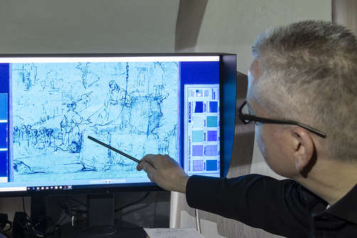 Oliver Hahn prüft mittels Infrarotreflektografie Oliver Hahn prüft mittels Infrarotreflektografie