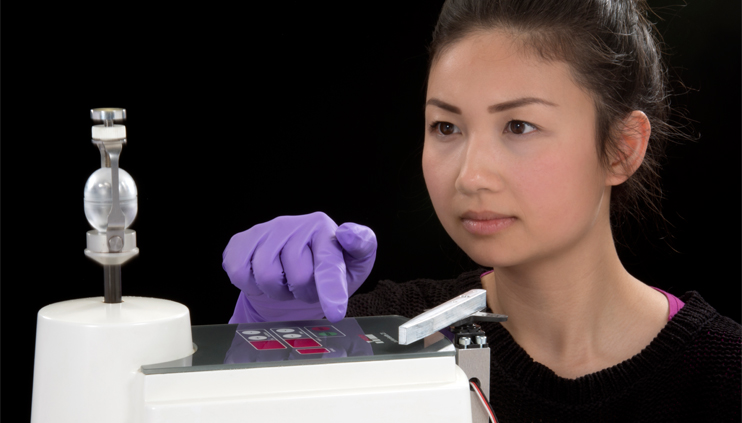 Doktorandin Thi Yen Nguyen bedient die Kugelmühle mit dem von der BAM entwickelten Mahlbecher. Doktorandin Thi Yen Nguyen bedient die Kugelmühle mit dem von der BAM entwickelten Mahlbecher.
