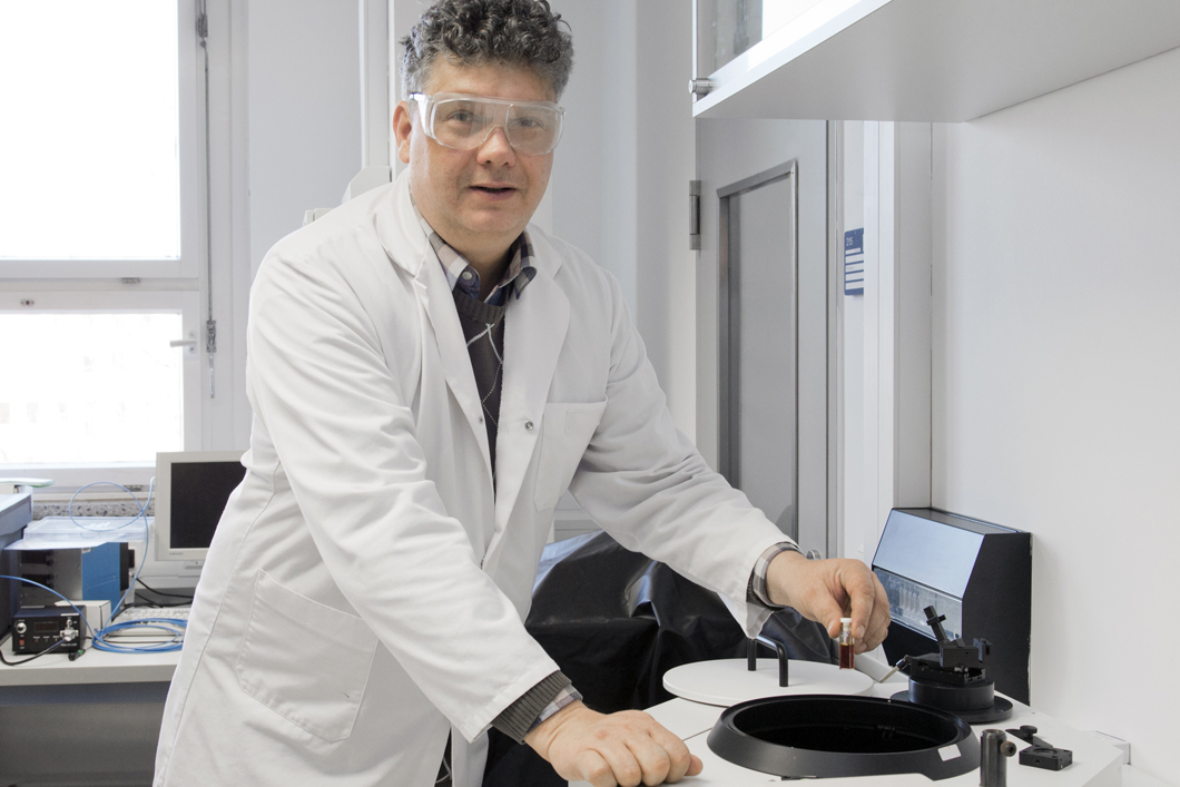 Dr. Michael Schäferling bei der spektroskopischen Analyse von fluoreszierenden Nanopartikeln Dr. Michael Schäferling bei der spektroskopischen Analyse von fluoreszierenden Nanopartikeln