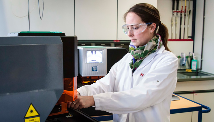 Dr. Larissa Müller legt eine Zellprobe unter den Laser des Elementmikroskops.