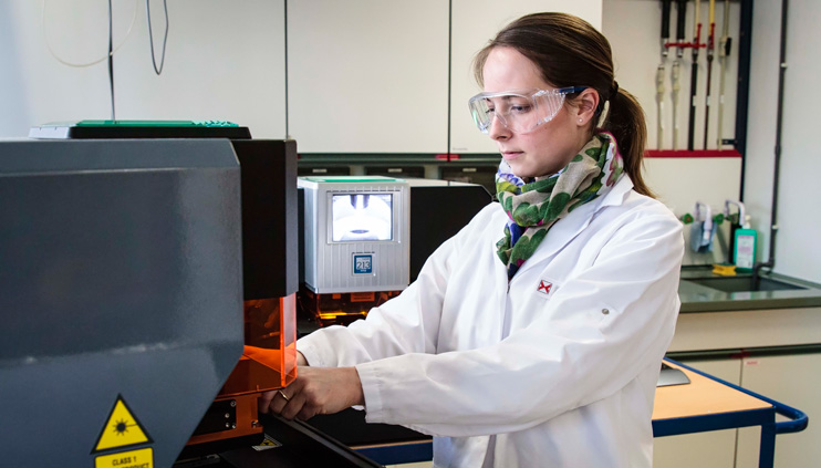 Dr. Larissa Müller legt eine Zellprobe unter den Laser des Elementmikroskops. Dr. Larissa Müller legt eine Zellprobe unter den Laser des Elementmikroskops.