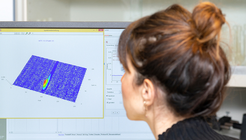 Frau Dalia Morcillo Garcia-Morato beim Betrachten der Isotopenanalyse im 3D-Modell Frau Dalia Morcillo Garcia-Morato beim Betrachten der Isotopenanalyse im 3D-Modell