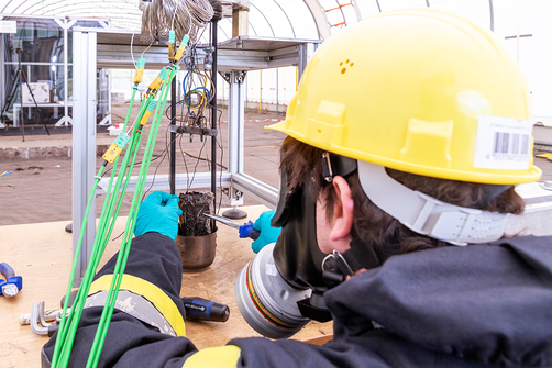 Rico Tschirschwitz untersucht, ob beim Test toxische oder brennbare Gase freigesetzt werden. Rico Tschirschwitz untersucht, ob beim Test toxische oder brennbare Gase freigesetzt werden.
