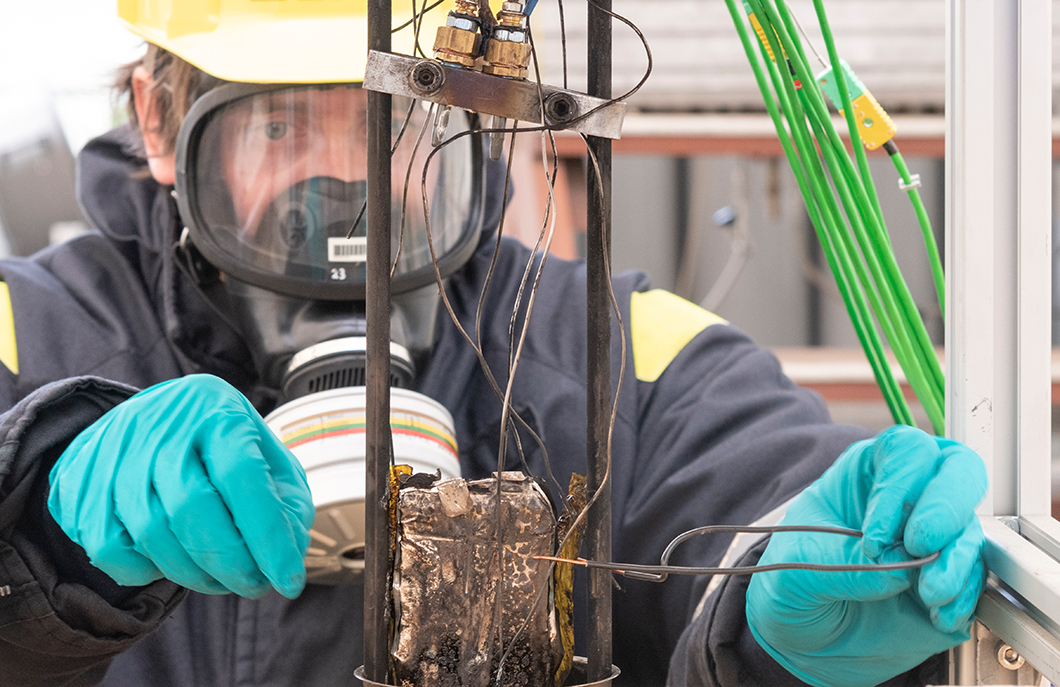 Eine Lithium-Ionen-Batterie wird getestet Eine Lithium-Ionen-Batterie wird getestet