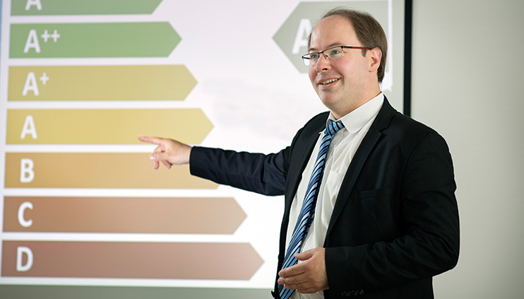 Floris Akkerman ist der BAM Experte für EU-Richtlinien zu Ökodesign und Energieverbrauchskennzeichnung. Floris Akkerman ist der BAM Experte für EU-Richtlinien zu Ökodesign und Energieverbrauchskennzeichnung.