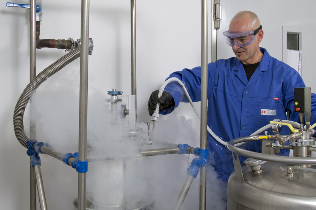 Befüllen einer Testapparatur mit Flüssigstickstoff Befüllen einer Testapparatur mit Flüssigstickstoff