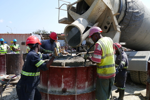 Arbeiten mit Transportbeton auf einer Baustelle in Tansania