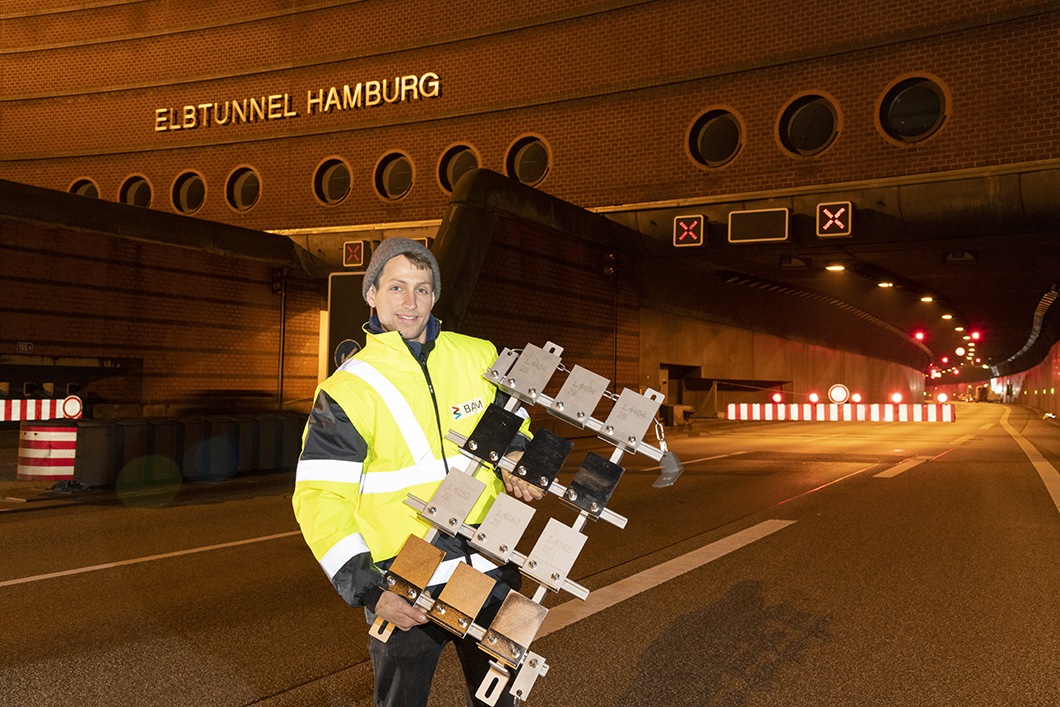 Adrian Wagner untersucht die Korrosionsbeständigkeit von Duplexstählen in einem Langzeitversuch im Hamburger Elbtunnel. Adrian Wagner untersucht die Korrosionsbeständigkeit von Duplexstählen in einem Langzeitversuch im Hamburger Elbtunnel.