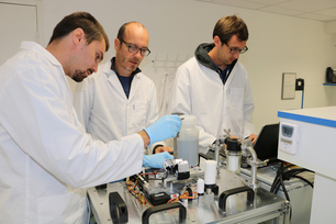 Das Team von Prof. Dr. Jens Günster, Leiter des Fachbereiches Keramische Prozesstechnik und Biowerkstoffe und zugleich Professor für Hochleistungskeramik an der TU Clausthal führt Experimente zur additiven Fertigung unter Microgravity-Bedingungen durch.