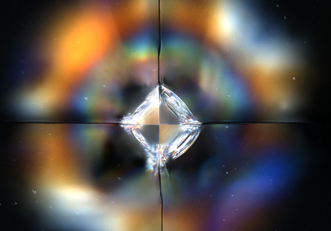Vickerseindruck in Glas unter polarisiertem Licht Vickerseindruck in Glas unter polarisiertem Licht