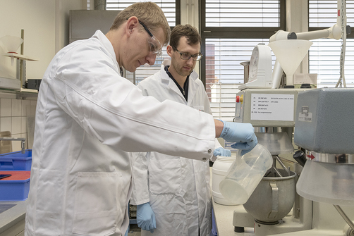 Das Material wird in Wasser aufgelöst und die Suspension gemischt. Das Material wird in Wasser aufgelöst und die Suspension gemischt.