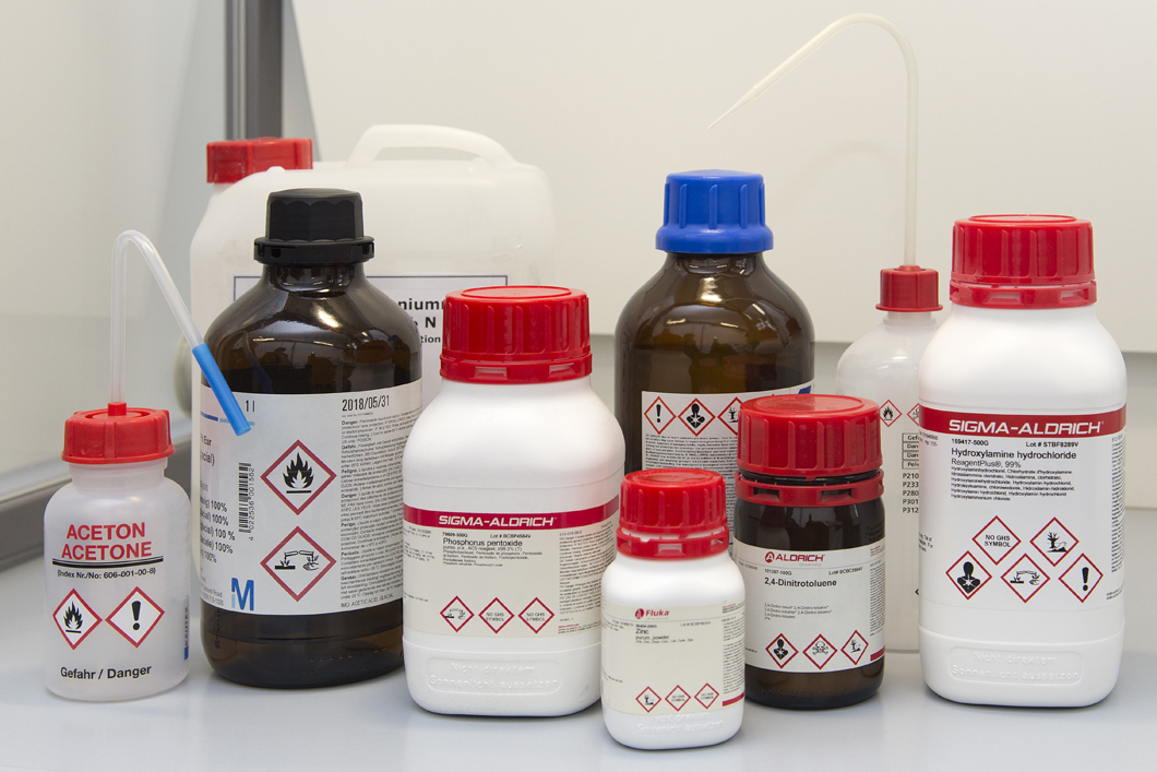 verschiedene Chemikalienbehälter mit unterschiedlichen Kennzeichnungen verschiedene Chemikalienbehälter mit unterschiedlichen Kennzeichnungen