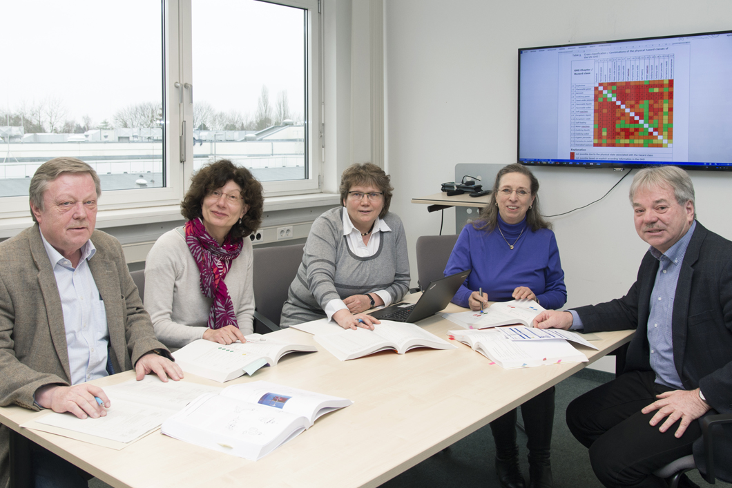 Ein Team aus BAM und PTB sitzt an einem Tisch und untersucht, wie eine weltweit möglichst einheitliche Bewertung und Einstufung gefährlicher Chemikalien aussehen kann Ein Team aus BAM und PTB sitzt an einem Tisch und untersucht, wie eine weltweit möglichst einheitliche Bewertung und Einstufung gefährlicher Chemikalien aussehen kann