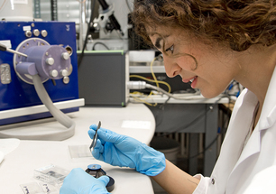 Frau Khorasani bei der Analyse der Nanokomposite mittels Rasterkraftmikroskopie Frau Khorasani bei der Analyse der Nanokomposite mittels Rasterkraftmikroskopie