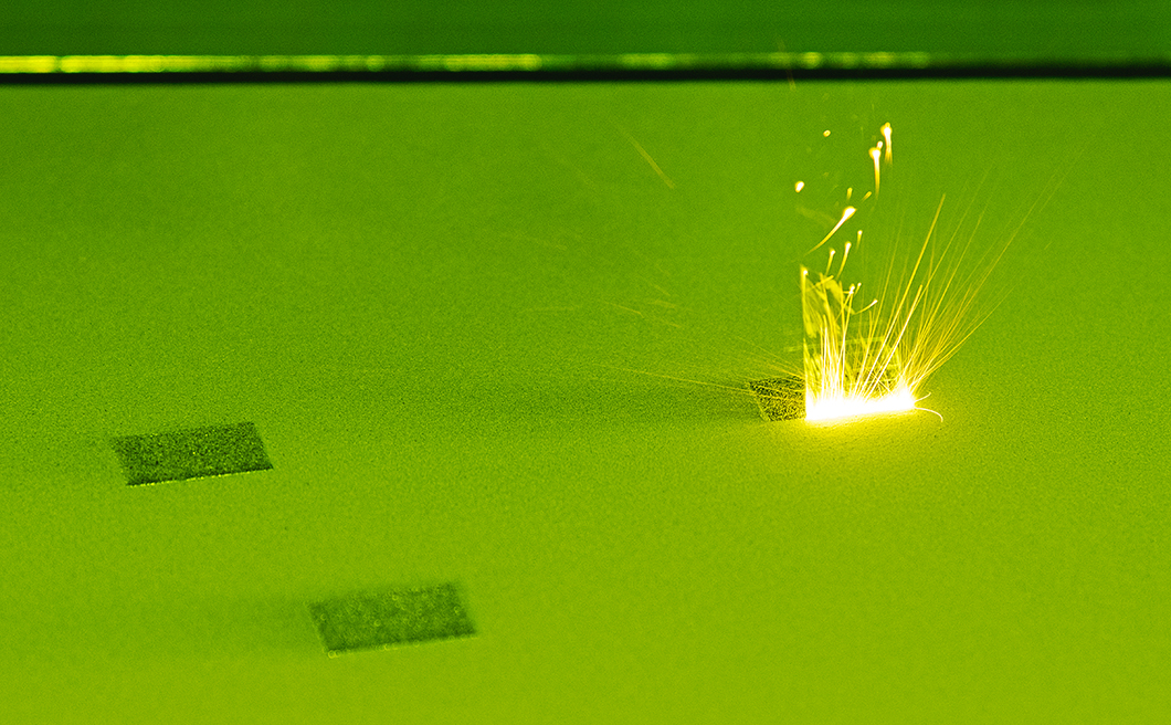 Schmelzspur im Pulverbett einer Laserstrahlschmelzanlage Schmelzspur im Pulverbett einer Laserstrahlschmelzanlage