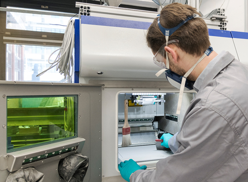 Gunter Mohr an der Laserstrahlschmelzanlage zur additiven Fertigung von Bauteilen Gunter Mohr an der Laserstrahlschmelzanlage zur additiven Fertigung von Bauteilen
