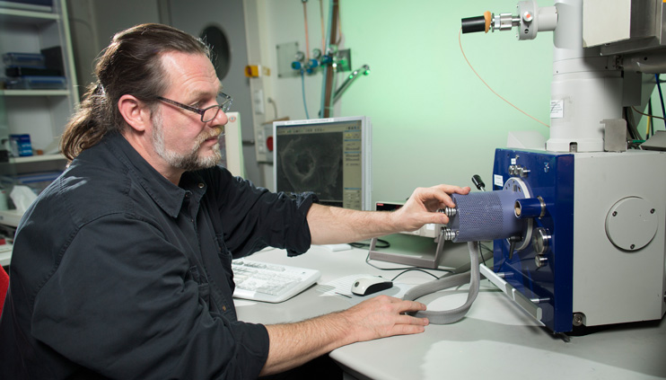 Prof. Dr. Heinz Sturm am Elektronenmikroskop