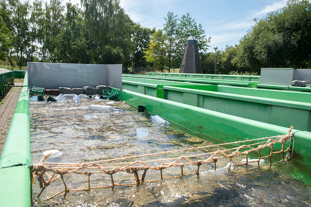 Fließgewässer-Simulationsanlage mit Plastikmüll
