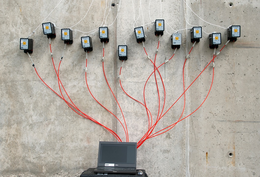 Testkörper aus Beton mit LAUS (Large Aperture Ultrasonic) zur Ultraschalluntersuchung an großen Betonbauteilen Testkörper aus Beton mit LAUS (Large Aperture Ultrasonic) zur Ultraschalluntersuchung an großen Betonbauteilen