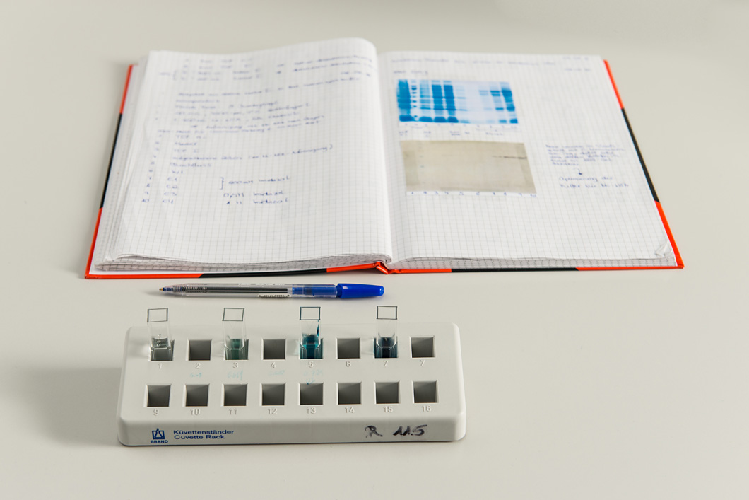 Meticulous documentation: each experiment, each colouring in a cuvette is recorded in the laboratory workbook. Meticulous documentation: each experiment, each colouring in a cuvette is recorded in the laboratory workbook.