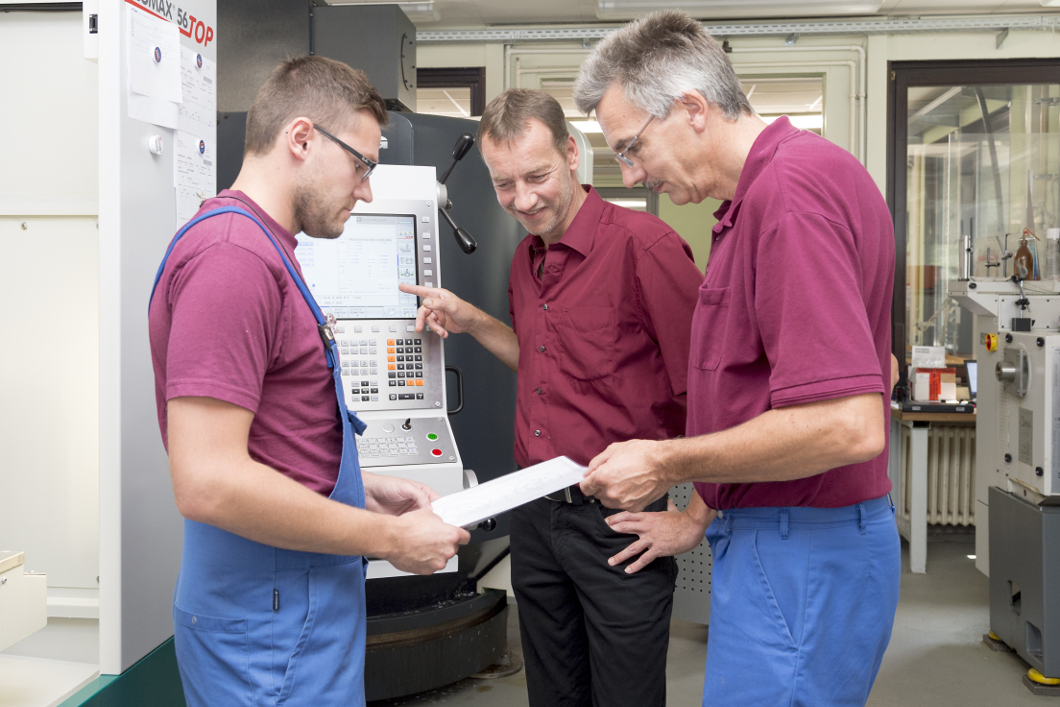 … and job briefing with colleagues on a precision milling machine. 