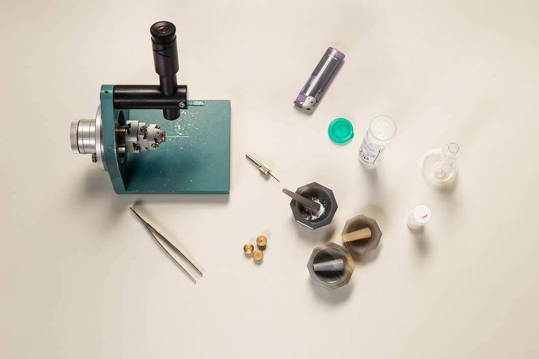 The research stages in detail: the powder from the grinding bowl (middle) is packed into a capillary, then melted in the sample holder of an X-ray diffractometer (left). The research stages in detail: the powder from the grinding bowl (middle) is packed into a capillary, then melted in the sample holder of an X-ray diffractometer (left).