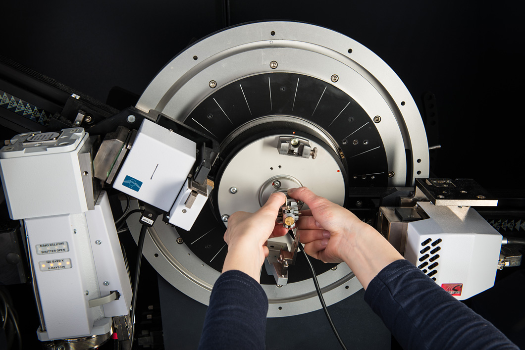 An X-ray diffractometer. The Ph.D. student praises "the optimal technology backdrop". Everything is supervised by experts, each measurement supported by experienced researchers. An X-ray diffractometer. The Ph.D. student praises "the optimal technology backdrop". Everything is supervised by experts, each measurement supported by experienced researchers.