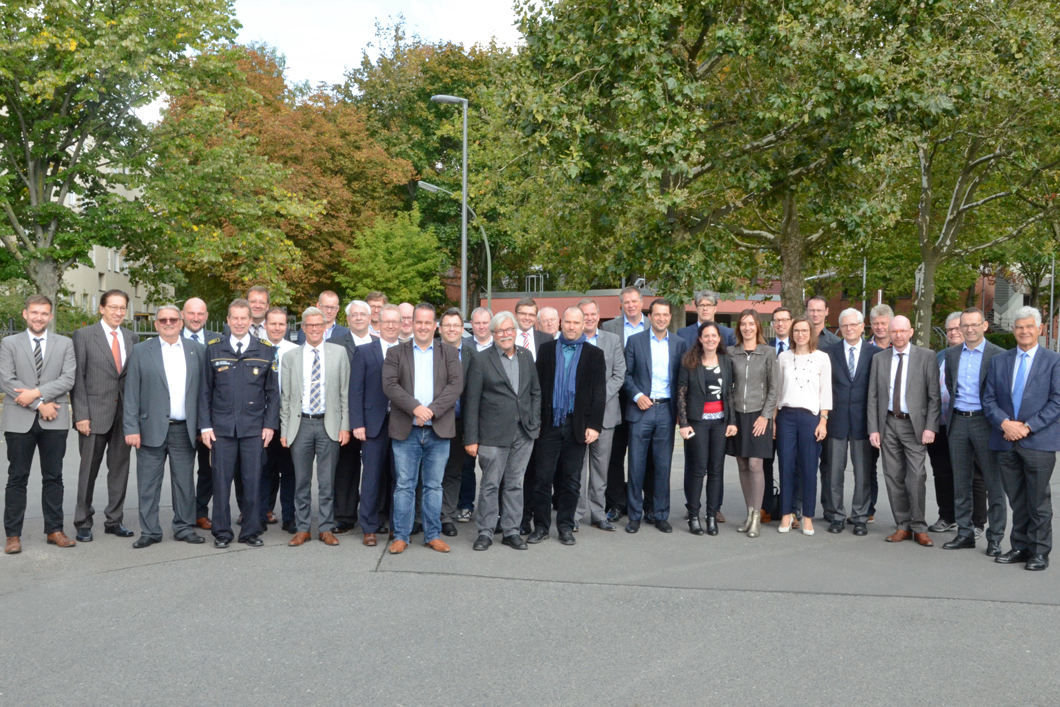 Experts from manufacturers, bus companies, insurers, inspection bodies, specialists and the Berlin fire brigade discussed improved fire safety of buses Experts from manufacturers, bus companies, insurers, inspection bodies, specialists and the Berlin fire brigade discussed improved fire safety of buses
