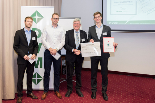 Tobias Thiede from the Micro Non-Destructive Testing Division (right) has won the Junior Prize worth 200 euros for his outstanding scientific contribution.