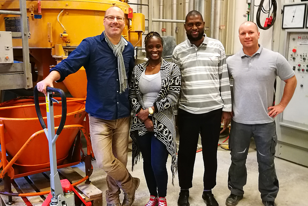 Wolfram Schmidt (left) and Kolawole Olonade (2nd from left) in BAM’s concrete laboratory (together with Nsesheye Msinjili (2nd from right) and Stefan Schacht (right)).