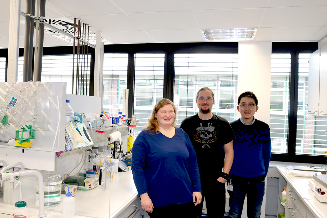 The BAM-BfR team ‘NanoBER’ before departure (from left to right): Maria Heilmann, Tony Bewersdorff and Zengchao You in the lab