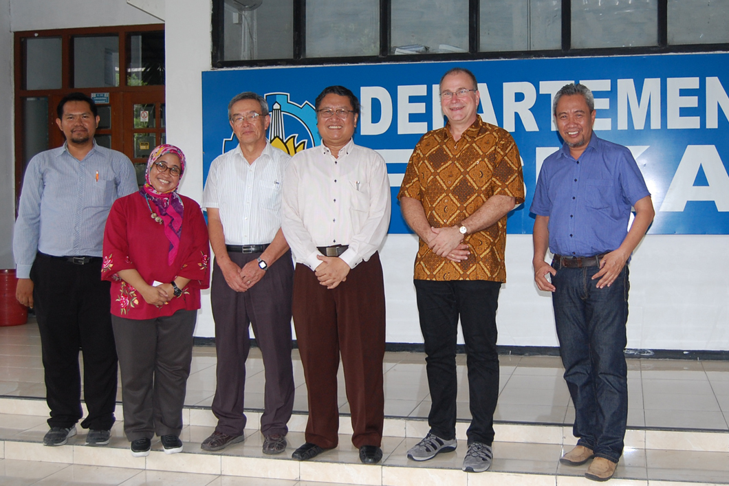 Group picture infront of the Institut Teknologi Sepuluh Nopember (ITS) 