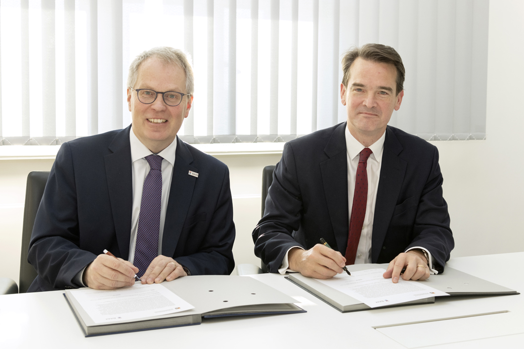 Signing of the MoU by Professor Ulrich Panne, president of BAM president, and pro-vice-chancellor (international) of the University of Birmingham, Professor Robin Mason 