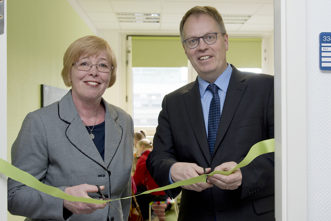 Prof. Ulrich Panne, President of BAM, together with Equal Opportunity Representative Karin Pachaly, opens the first parent-and-child office at BAM in Adlershof. Prof. Ulrich Panne, President of BAM, together with Equal Opportunity Representative Karin Pachaly, opens the first parent-and-child office at BAM in Adlershof.