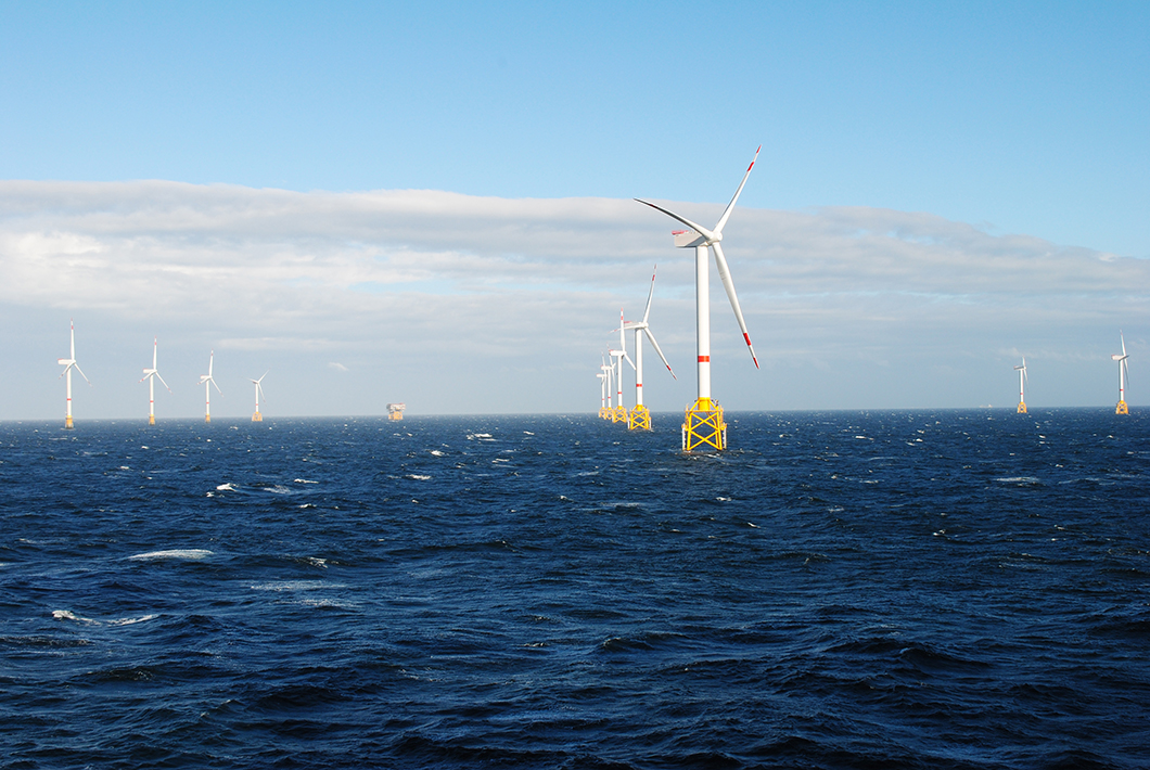 Wind turbines with jacket support structures in an offshore wind farm