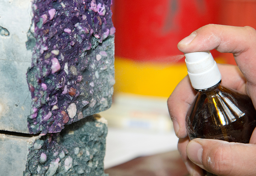 Spraying of phenolphthalein indicator solution to determine the depth of carbonation in alkali-activated concrete specimens Spraying of phenolphthalein indicator solution to determine the depth of carbonation in alkali-activated concrete specimens