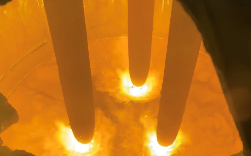 Hydrogen plasma between three hollow electrodes and a melt of red mud Hydrogen plasma between three hollow electrodes and a melt of red mud