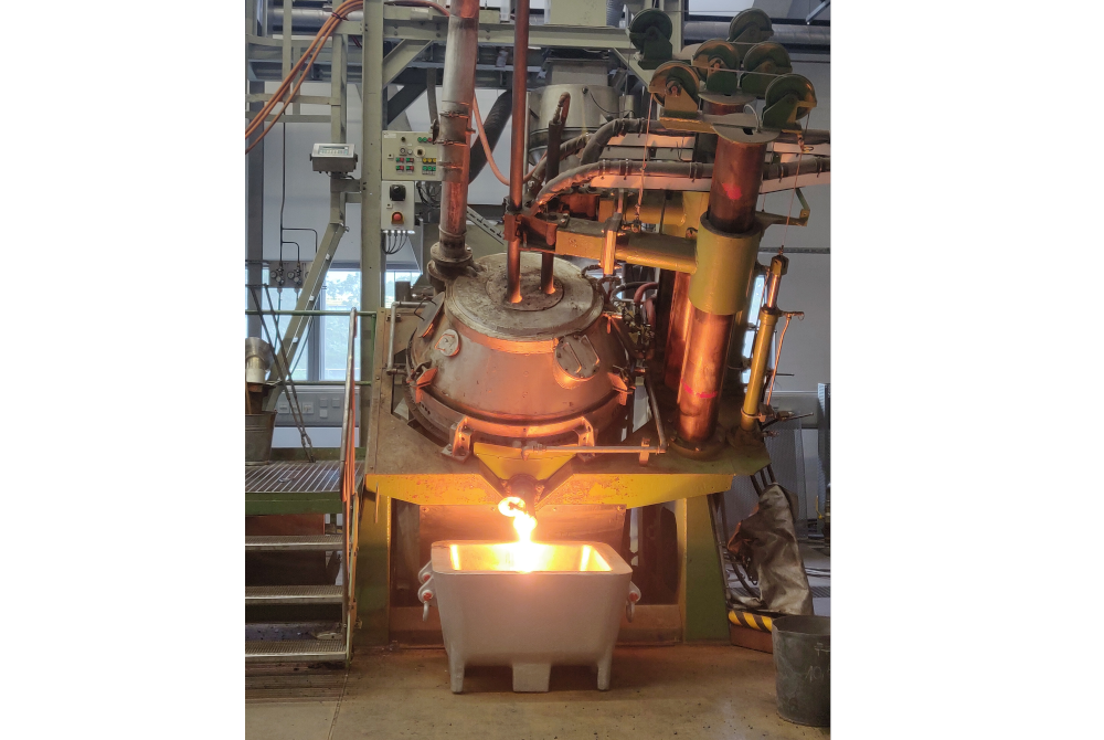 Casting of a low-iron steelwork slag reduced in a semitechnical-scale arc furnace Casting of a low-iron steelwork slag reduced in a semitechnical-scale arc furnace