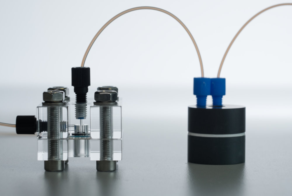 Microfluidic flow cell with integrated antibody-based biosensor for the detection of tetanus toxin.  Microfluidic flow cell with integrated antibody-based biosensor for the detection of tetanus toxin.